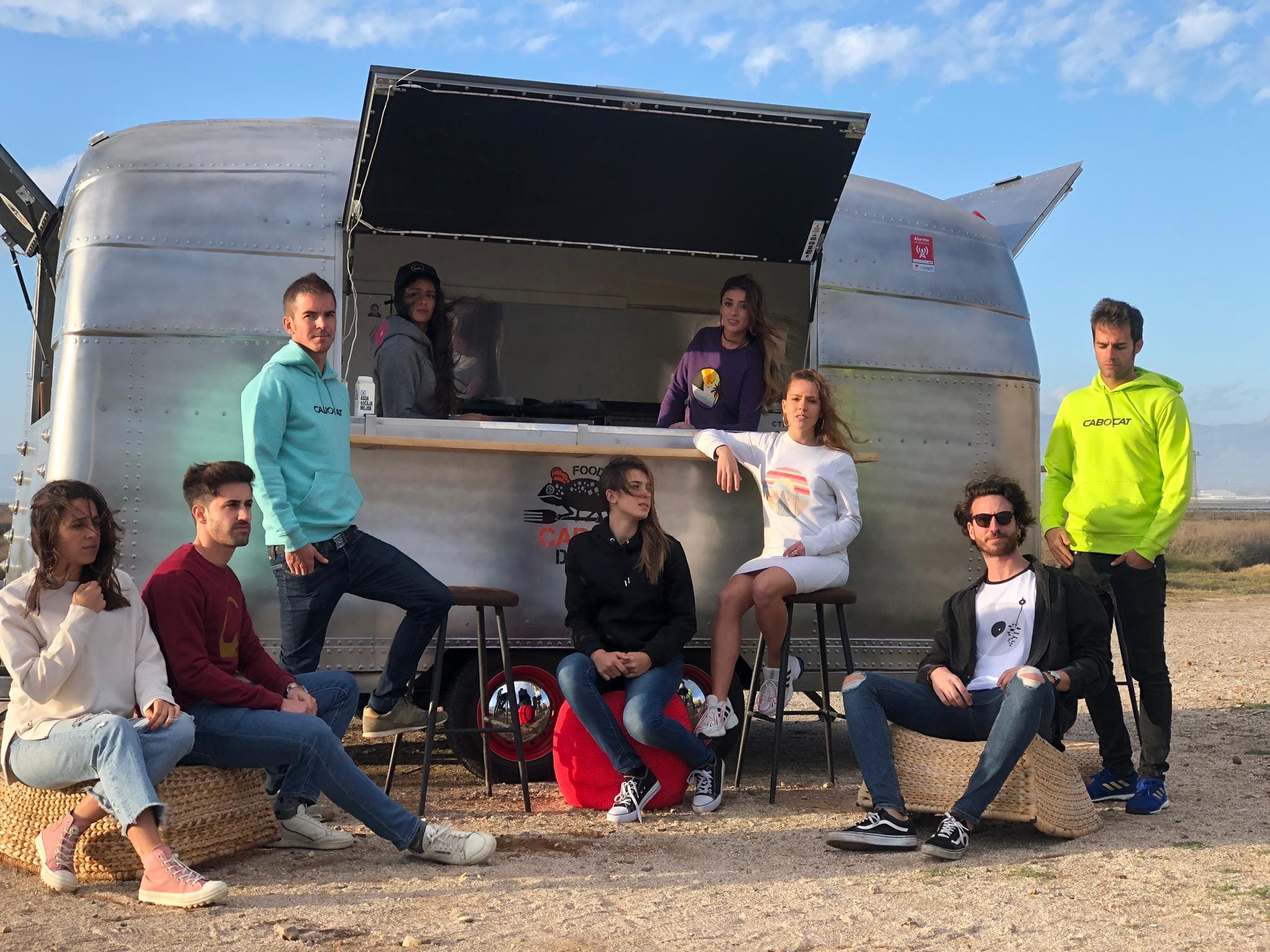 Truck American eagle con grupo de personas