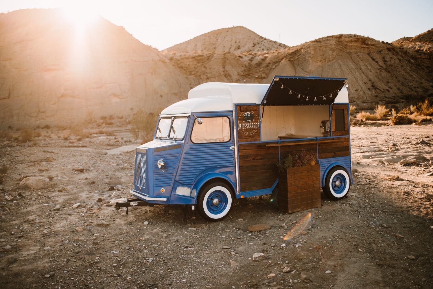 Truck Apol azul con paisaje montañoso