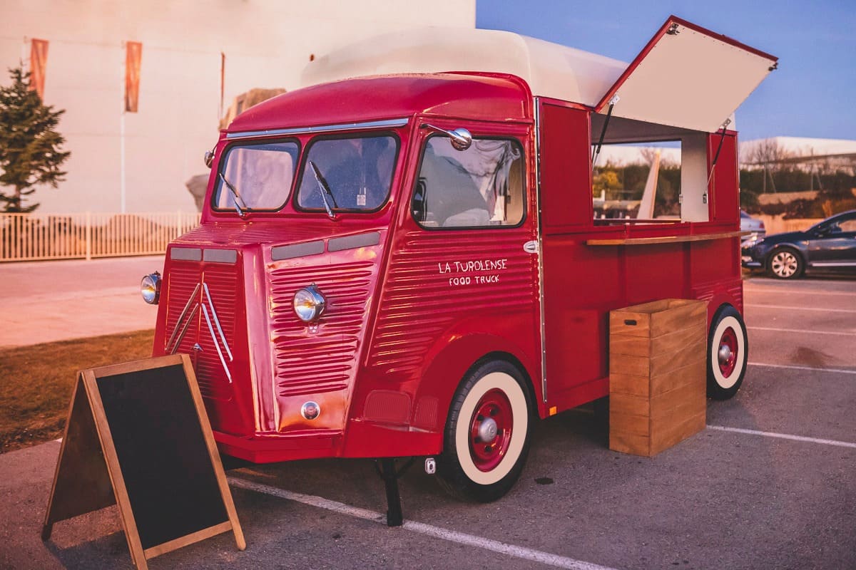 Truck Apol rojo vista general con ventana abierta