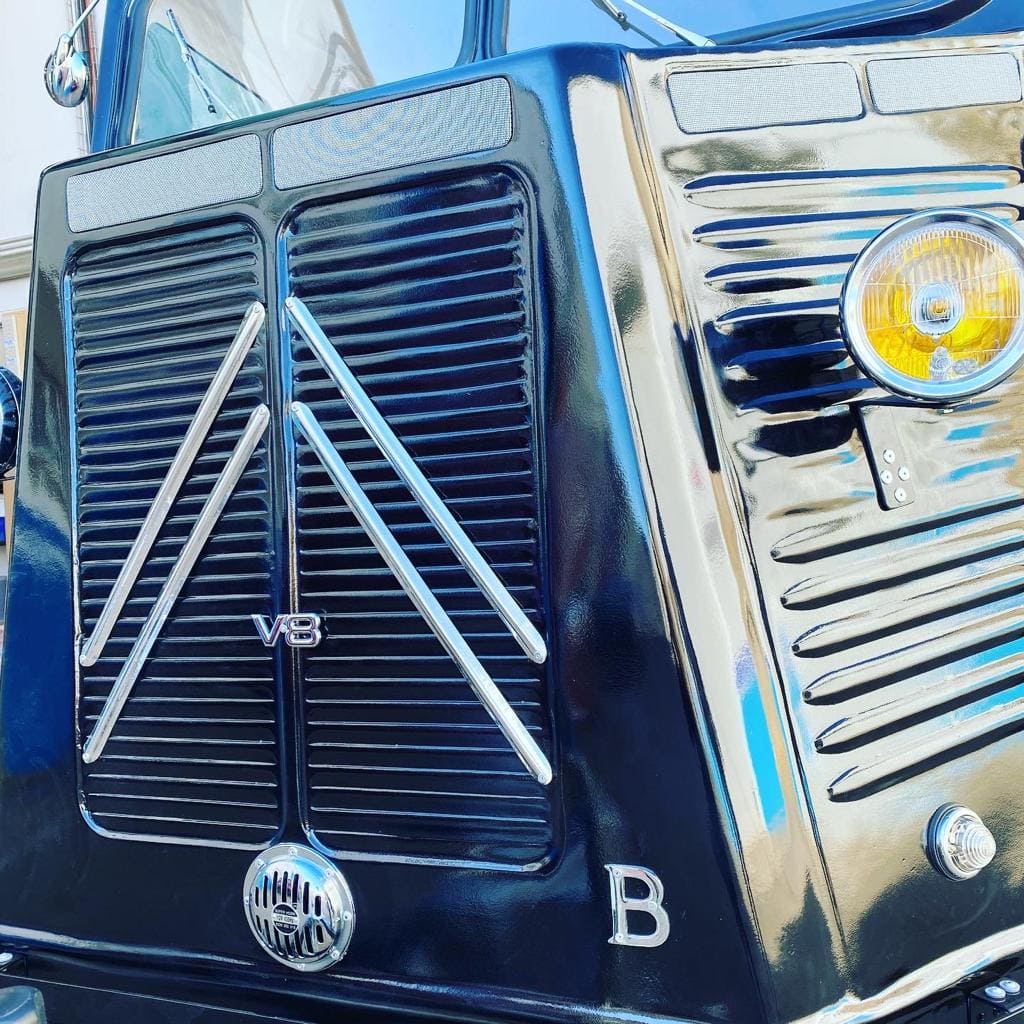 Truck Apol negra detalle delantero