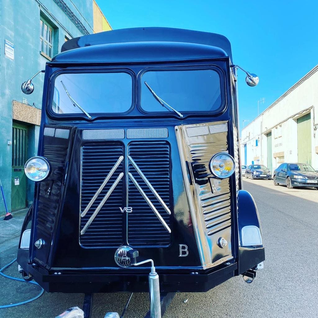 Truck Apol negra detalle delantero