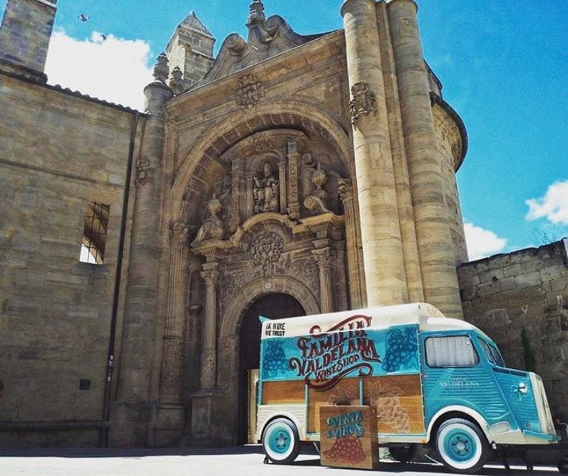 Truck ejemplo negocio con iglesia de fondo