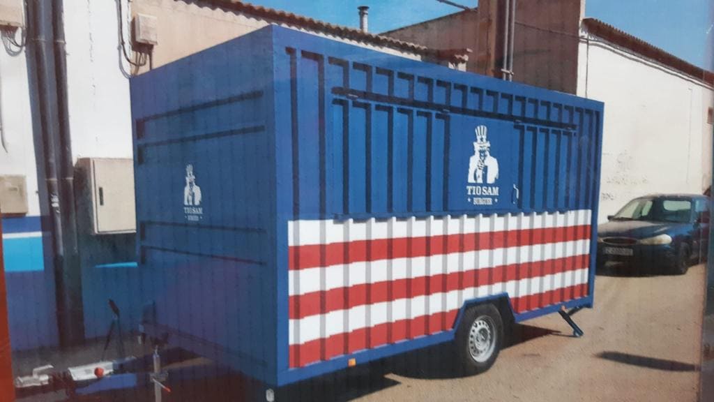 Contenedor azul y rojiblanco