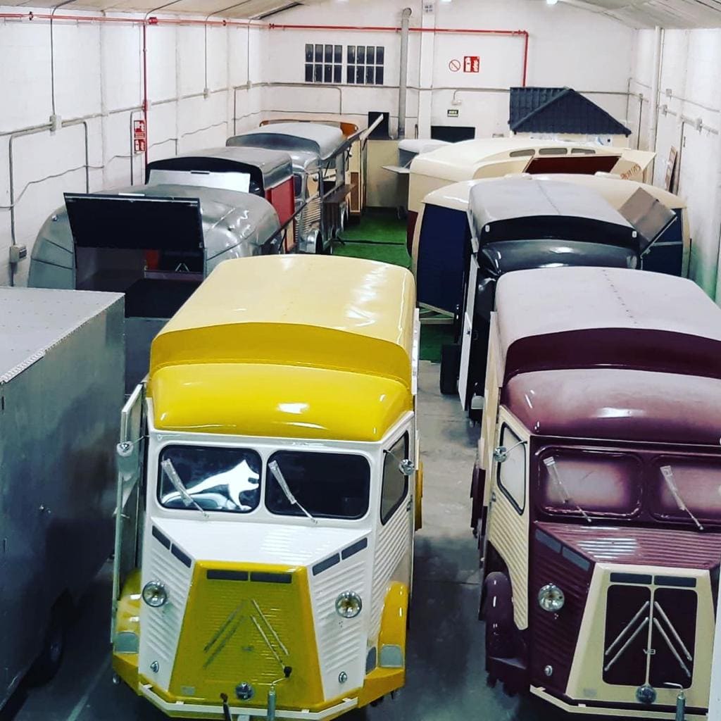 Garaje con diferentes tipos de trucks