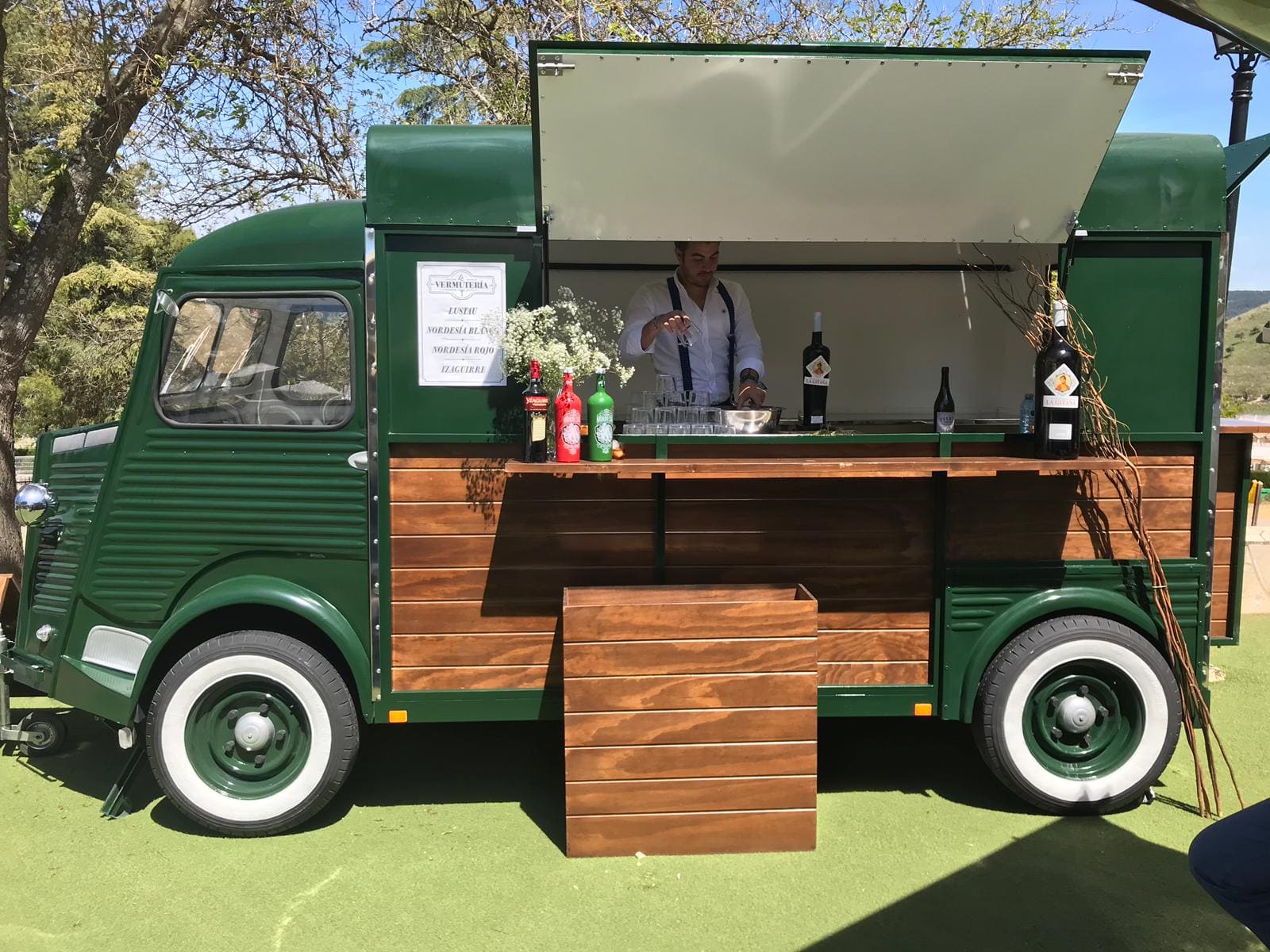 Truck Apol verde botella y madera