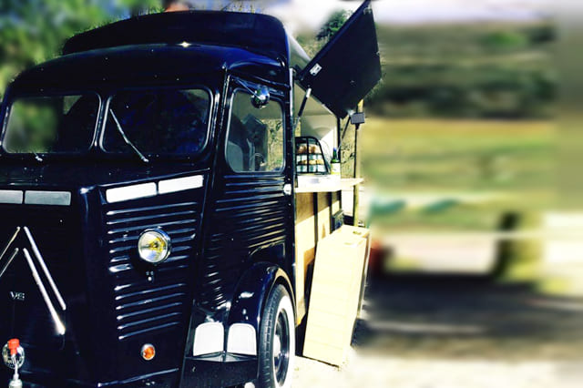 Detalle Truck apol negra con ventanas abiertas