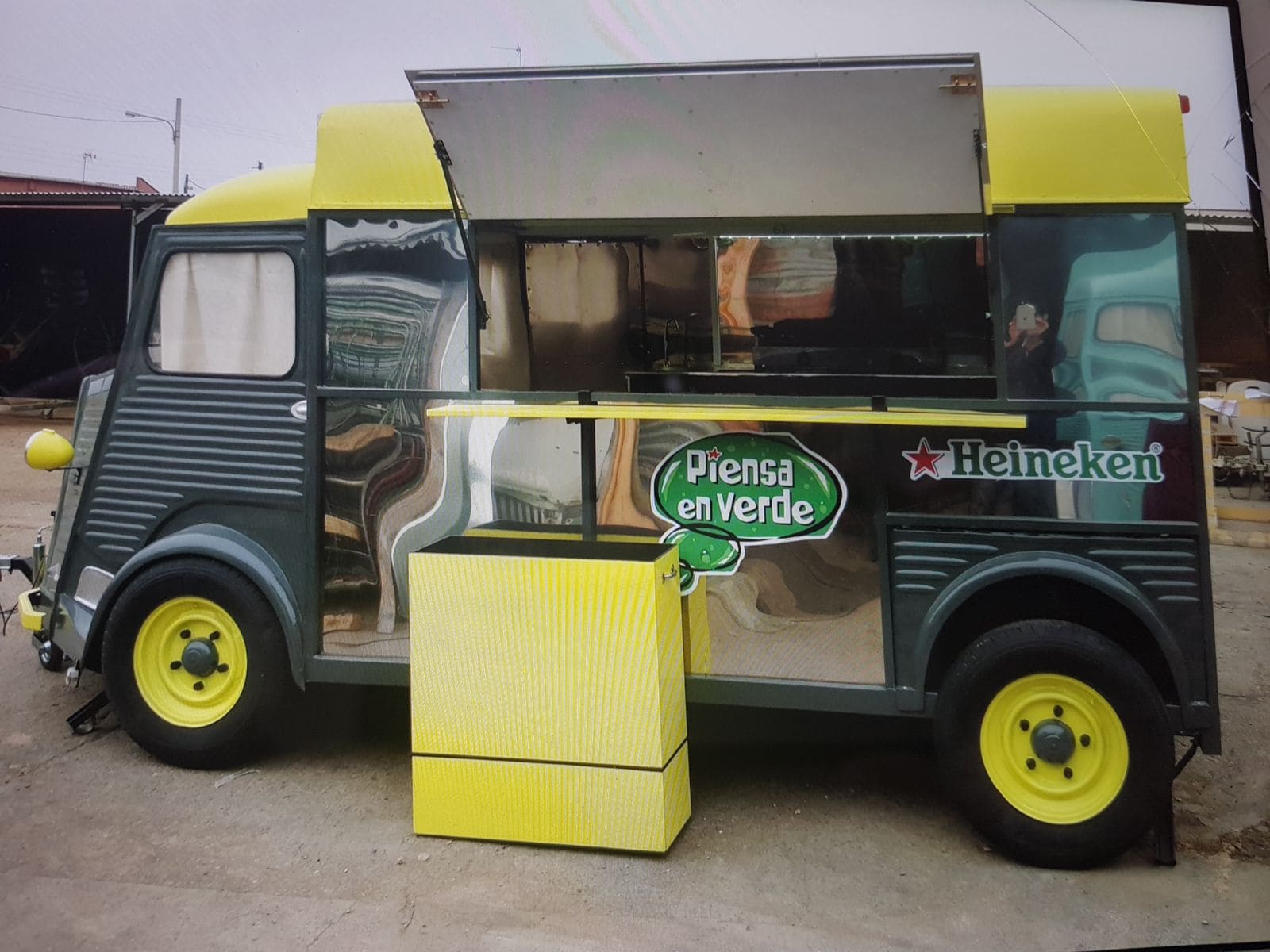 Truck apol negra y amarilla