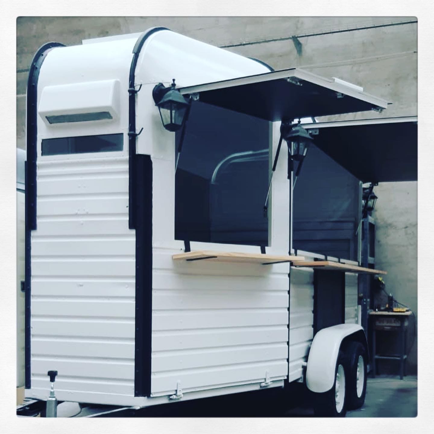 Ejemplo Truck blanca y negra con ventanas levantadas