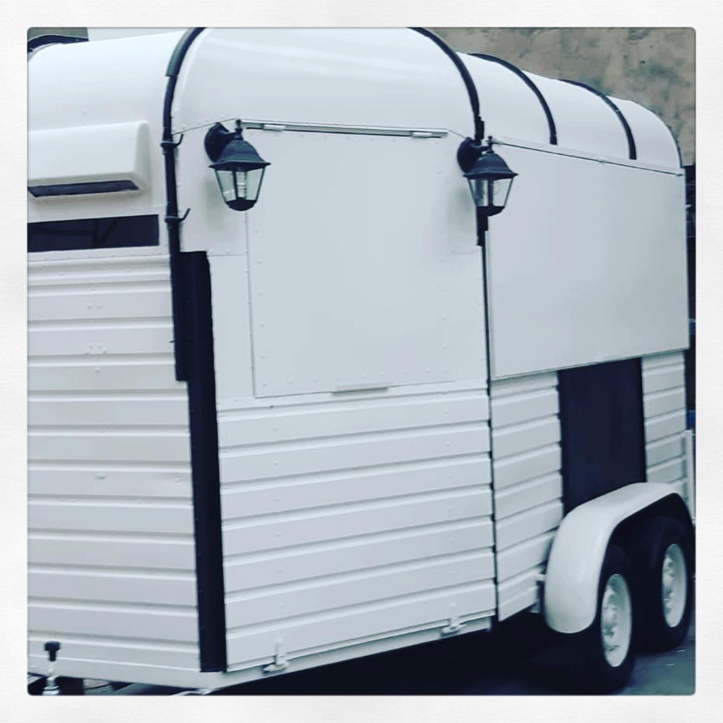 Ejemplo Truck blanca y negra