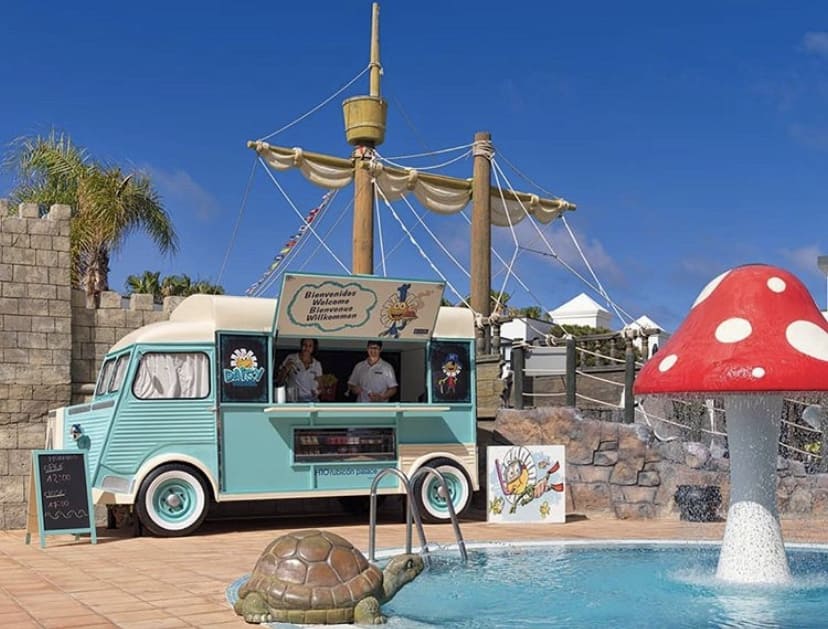 Truck Apol blanca y azul cielo