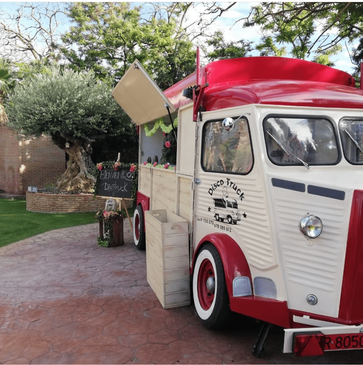 Truck apol roja y blanca