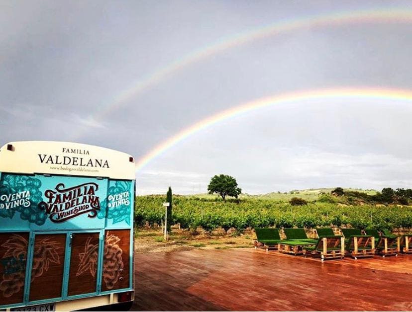 Truck en funcionamiento con arcoiris de fondo